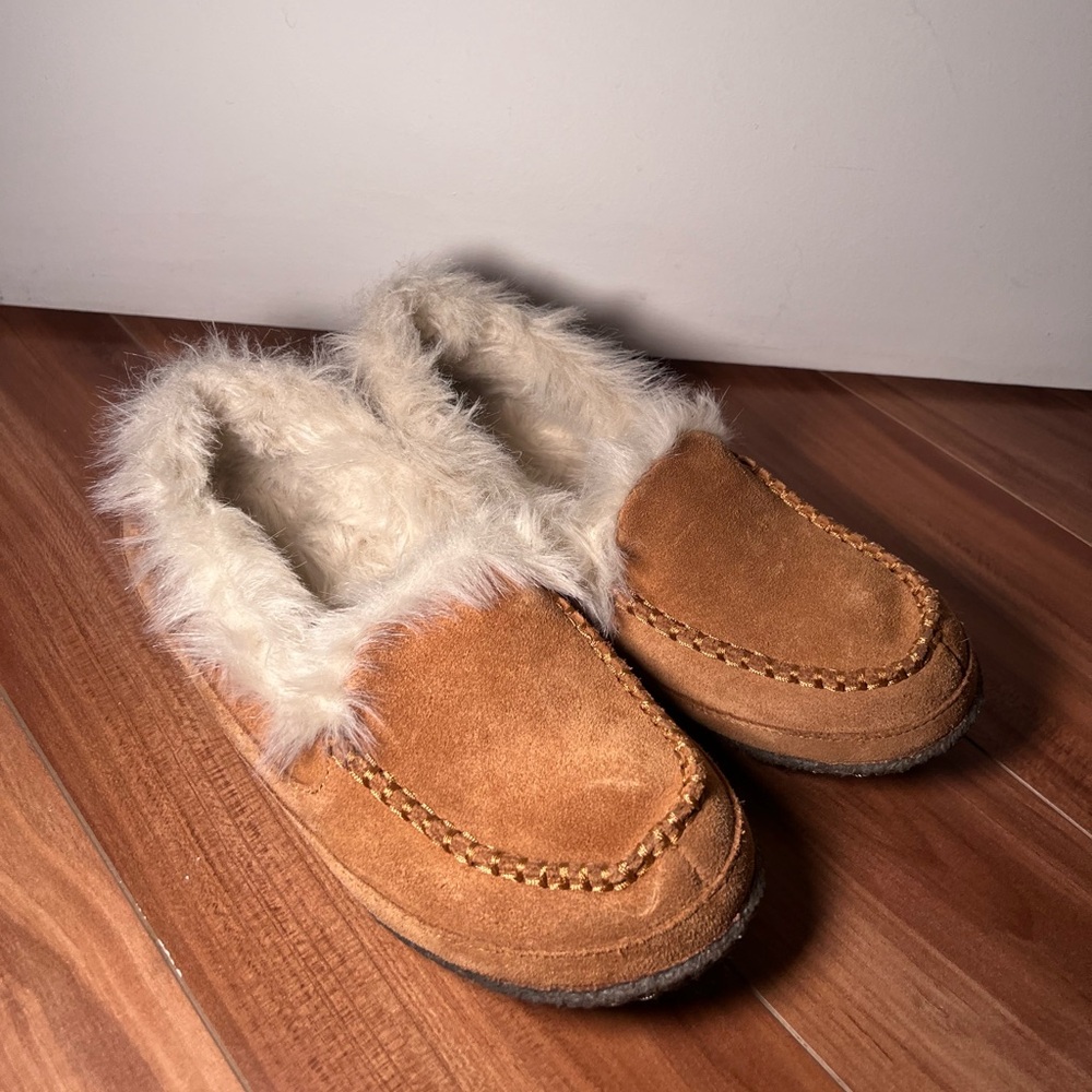 NEW Columbia Minx Omni-Heat Faux
Fur Woman Slipper Moccasin Size 6